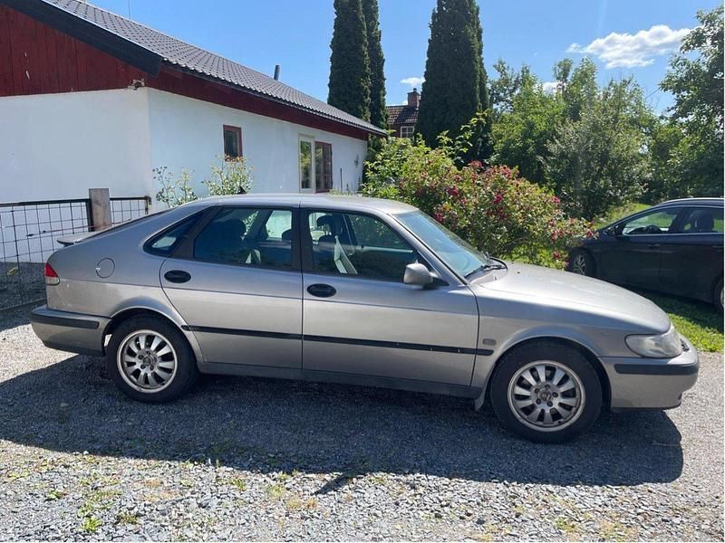 Grå Begagnad 2002 Saab 9-3 Halvkombi | 23 000 kr (Dyr) - Bild 1/4