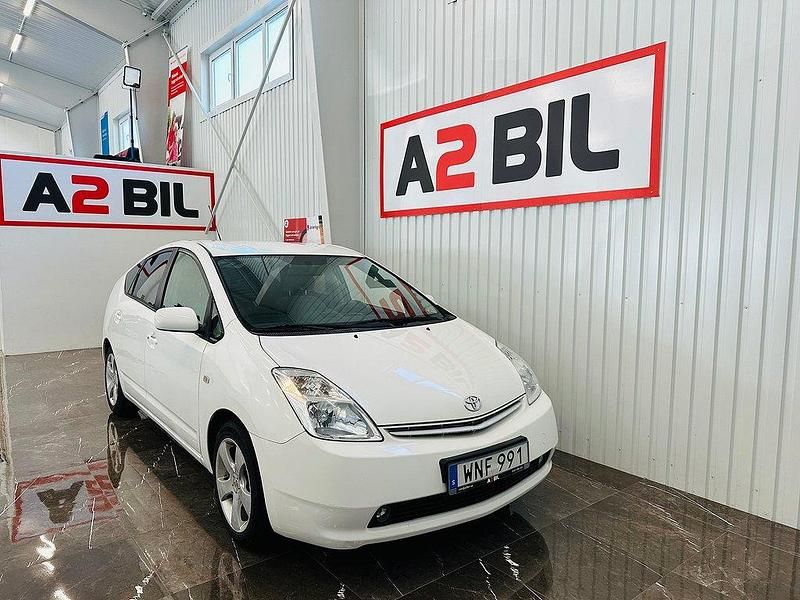 Vit Begagnad 2004 Toyota Prius Halvkombi | 54 900 kr (Lite dyr) - Bild 1/4