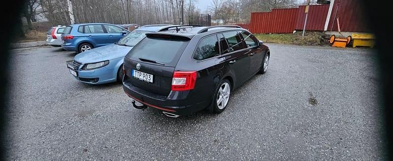 Begagnad Skoda Octavia RS 220 HK (161 kW) 2015 Svart metallic. Halvkombi