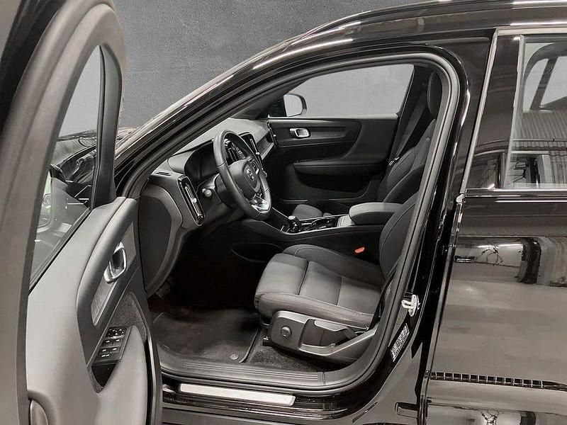 Svart Begagnad 2023 Volvo XC40 Core SUV | 314 900 kr - Bild 1/1