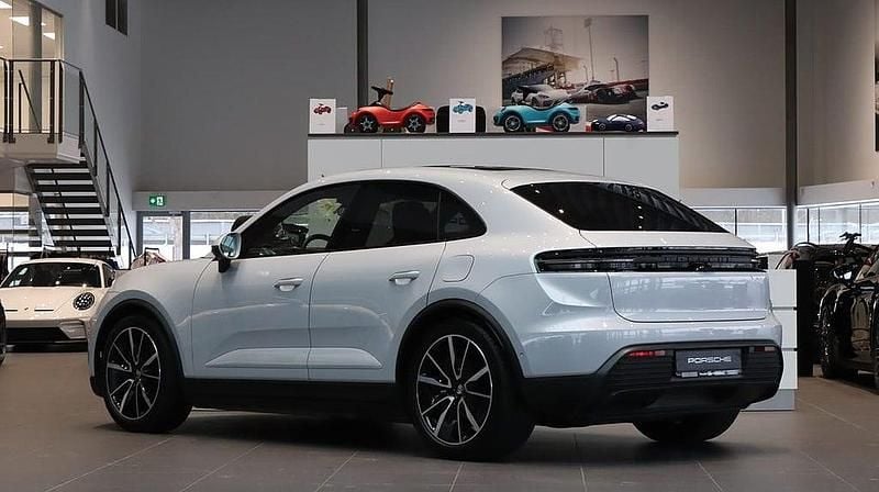 Begagnad Porsche Macan 4 Electric 289 kW (393 HK) 2024 Grå SUV