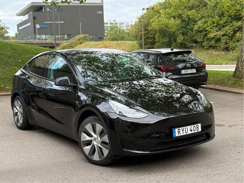 Svart Begagnad 2023 Tesla Model Y Standard Range SUV | 369 000 kr (Superpris) - Bild 1/3