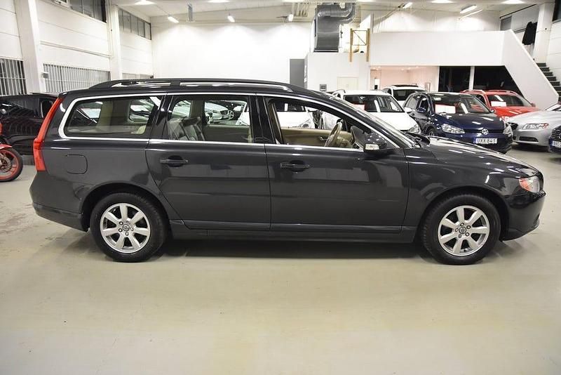 Begagnad Volvo V70 Momentum 163 HK (119 kW) 2010 Grå Kombi