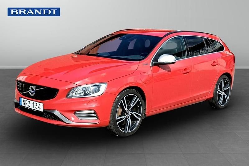 Röd Begagnad 2017 Volvo V60 R-Design Kombi | 169 900 kr (Marknadspris) - Bild 1/4