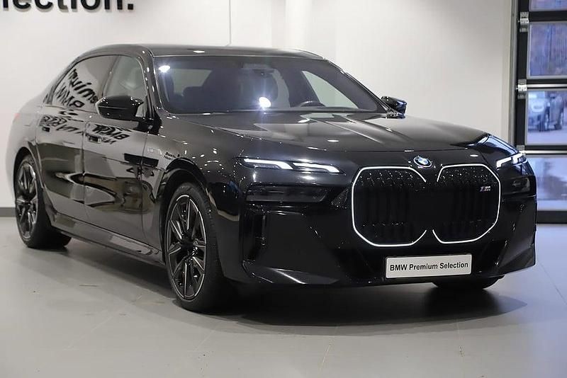 Svart Begagnad 2024 BMW M760e Comfort Edition Sedan | 1 195 000 kr - Bild 1/3