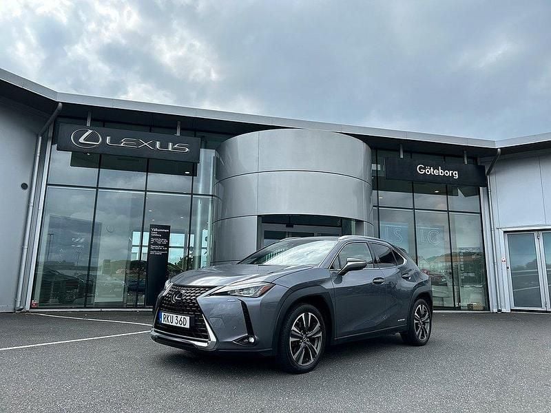 Grå Begagnad 2019 Lexus UX 250h SUV | 289 000 kr (Lite dyr) - Bild 1/4