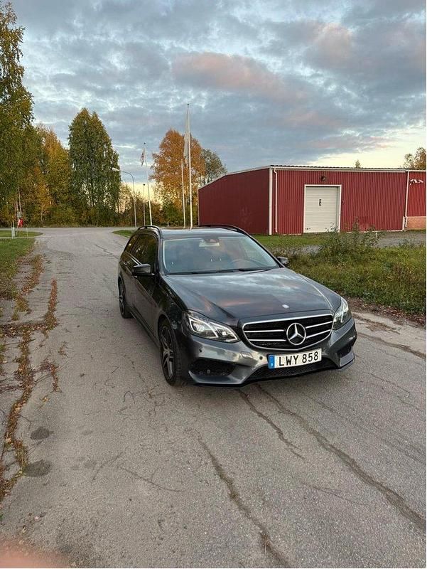 Grå Begagnad 2016 Mercedes E220 AMG Kombi | 168 000 kr (Marknadspris) - Bild 1/4