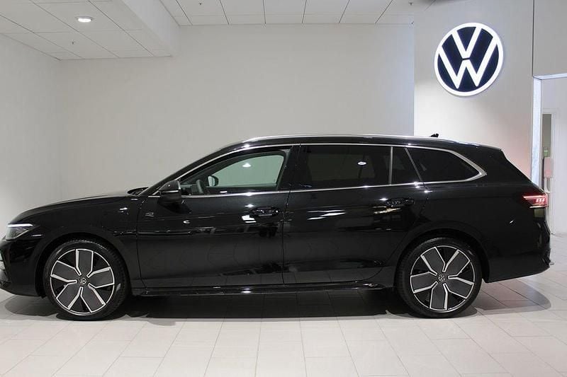 Ny VW Passat R-line 177 HK (130 kW) 2025 Svart (grenadilla black metallic) Kombi