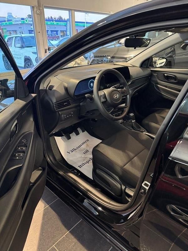 Ny Hyundai i20 Essential 84 HK (61 kW) 2025 Svart Halvkombi