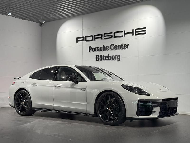 Grå (grey) Ny 2025 Porsche Panamera 4 Sedan | 1 947 000 kr - Bild 1/4