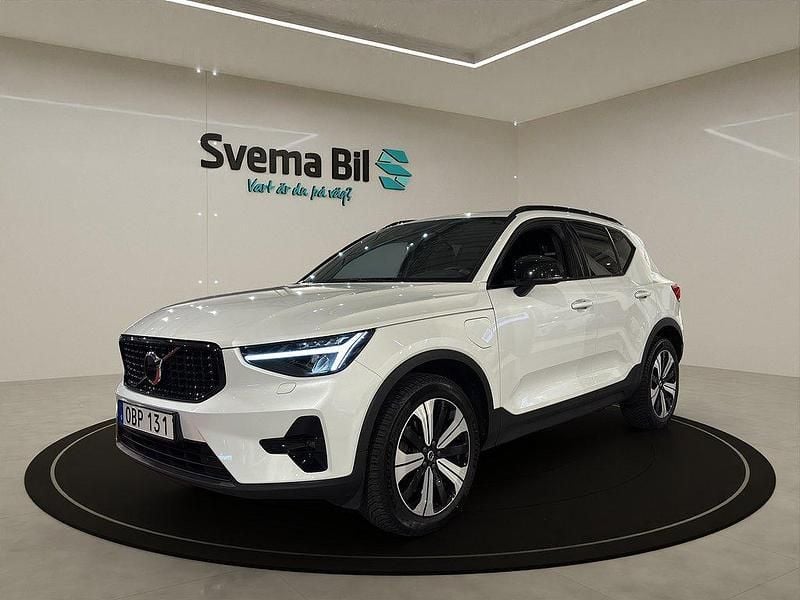 Crystal vit metallic Begagnad 2022 Volvo XC40 Plus SUV | 369 900 kr (Marknadspris) - Bild 1/4