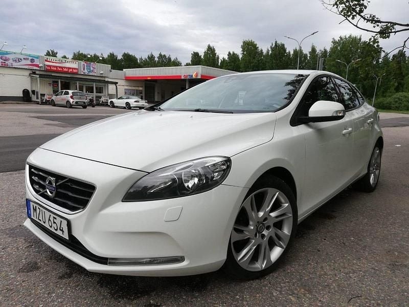Vit Begagnad 2013 Volvo V40 Kinetic Halvkombi | 88 000 kr (Bra pris) - Bild 1/4