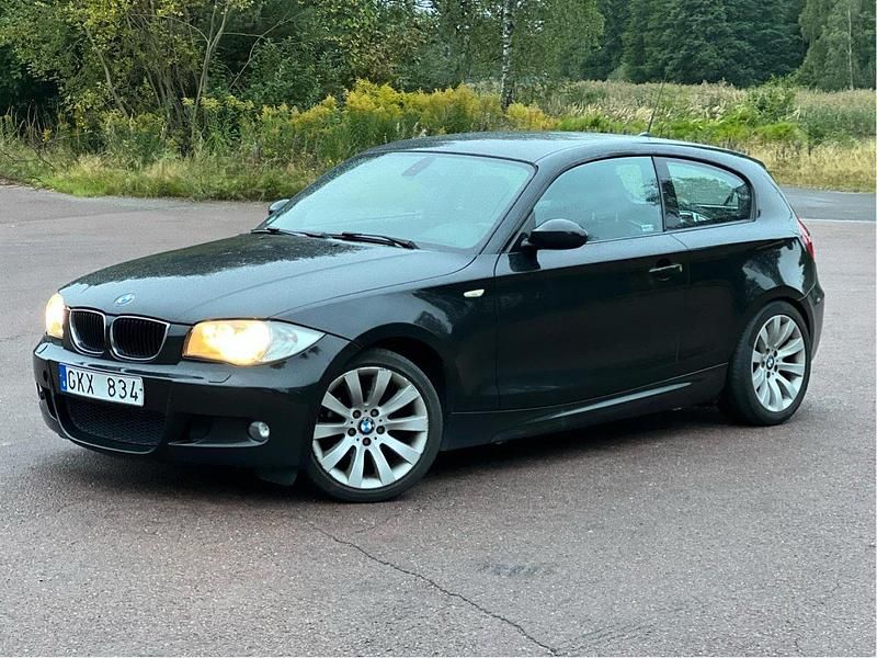 Svart Begagnad 2008 BMW 120 Advantage Halvkombi | 56 900 kr (Marknadspris) - Bild 1/4