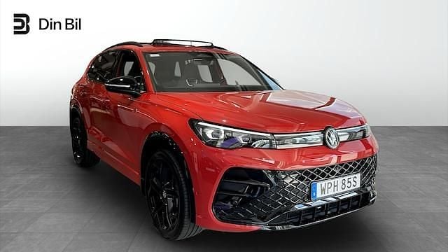 Röd (persimmon red metallic) Ny 2025 VW Tiguan R-line SUV | 629 500 kr (Marknadspris) - Bild 1/4