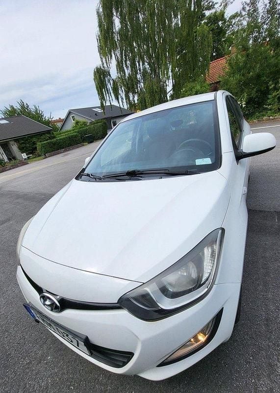 Vit Begagnad 2015 Hyundai i20 Halvkombi | 89 000 kr (Marknadspris) - Bild 1/4