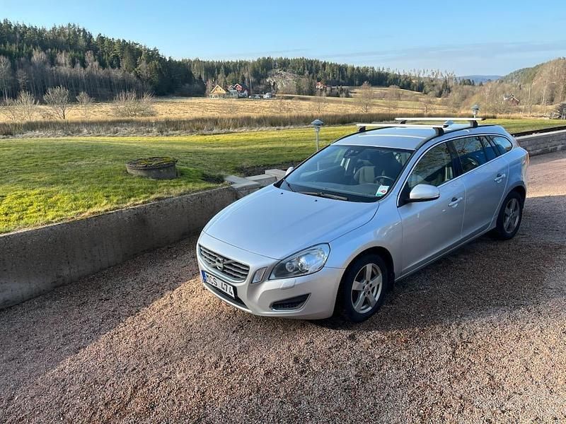 Grå Begagnad 2011 Volvo V60 Momentum Kombi | 47 000 kr (Marknadspris) - Bild 1/4