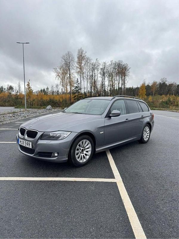 Grå Begagnad 2009 BMW 318 Kombi | 51 000 kr (Bra pris) - Bild 1/4