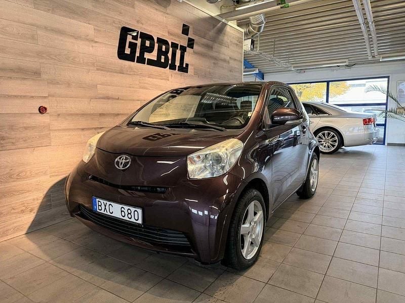 Lila Begagnad 2009 Toyota iQ Halvkombi | 34 900 kr (Marknadspris) - Bild 1/4