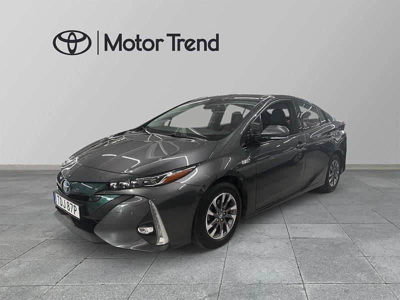 Grå Begagnad 2019 Toyota Prius Plug-in Hybrid Halvkombi | 234 900 kr (Marknadspris) - Bild 1/3