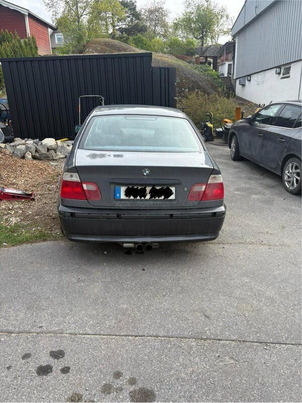 Grå Begagnad 2001 BMW 320 Sedan | 15 000 kr (Superpris) - Bild 1/3
