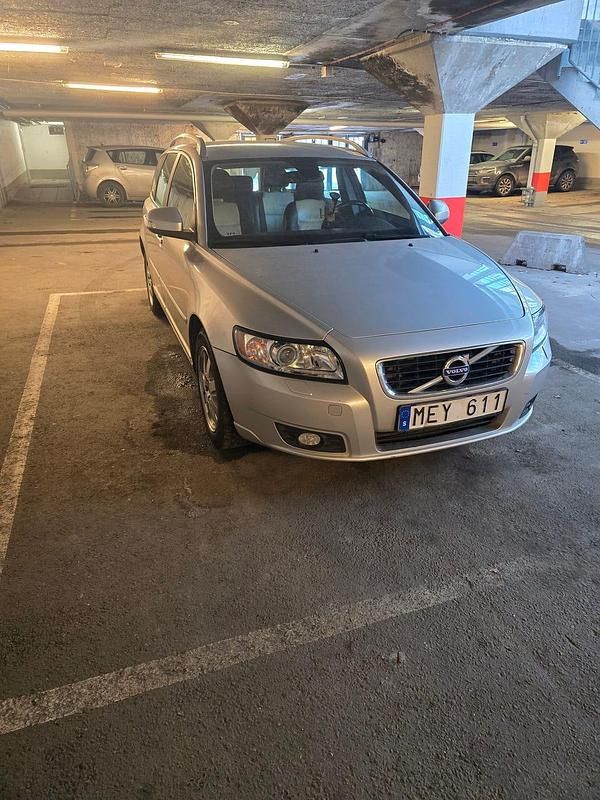 Ljusgrå Begagnad 2011 Volvo V50 Standard Kombi | 56 000 kr (Marknadspris) - Bild 1/4