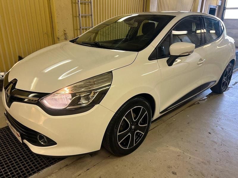Vit Begagnad 2015 Renault Clio IV Halvkombi | 69 900 kr (Marknadspris) - Bild 1/4