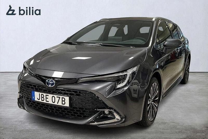 Mörkgrå Begagnad 2024 Toyota Corolla Style Kombi | 359 900 kr (Dyr) - Bild 1/4