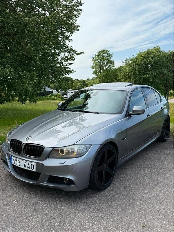 Grå Begagnad 2011 BMW 325 Comfort Edition Sedan | 99 000 kr (Marknadspris) - Bild 1/4