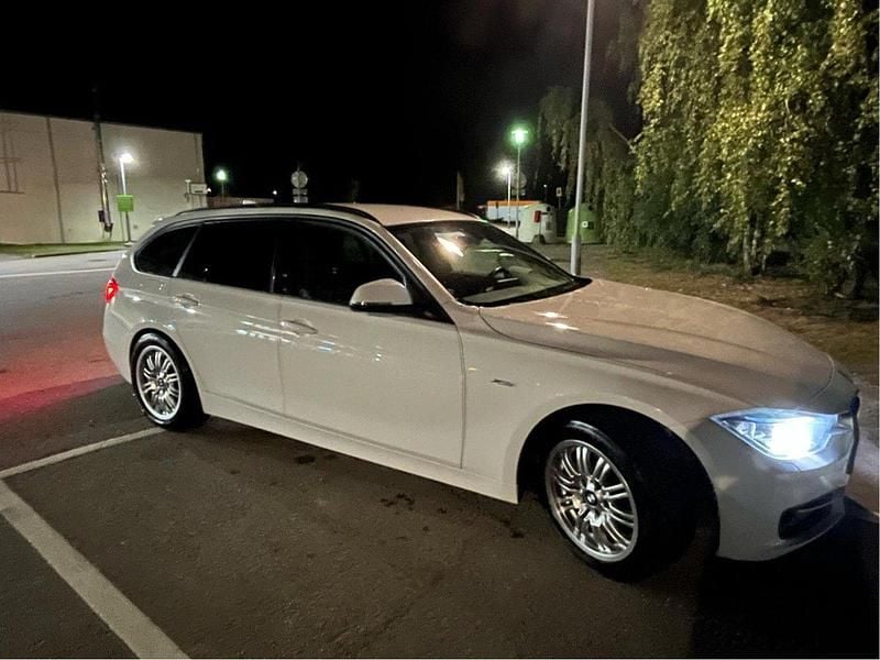 Vit Begagnad 2014 BMW 320 Sport Line Kombi | 115 000 kr (Bra pris) - Bild 1/4