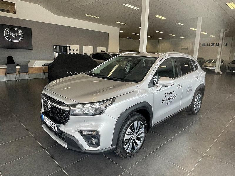 Grå Ny 2025 Suzuki SX4 S-Cross SUV | 354 900 kr (Dyr) - Bild 1/4