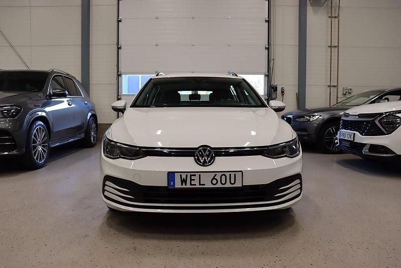Begagnad VW Golf VIII 131 HK (96 kW) 2022 Vit Kombi