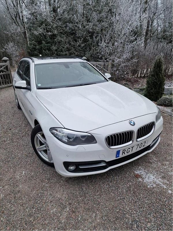 Vit Begagnad 2017 BMW 520 Kombi | 120 000 kr (Lite dyr) - Bild 1/4