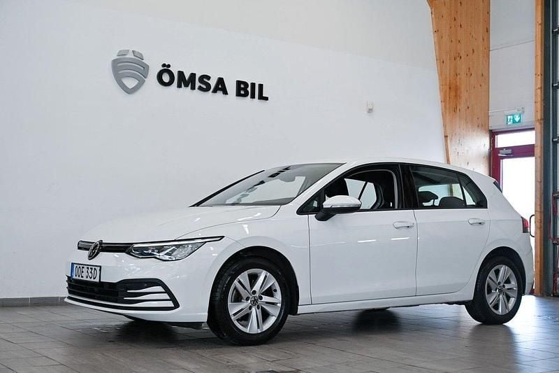 Vit Begagnad 2022 VW Golf VIII Halvkombi | 214 800 kr (Marknadspris) - Bild 1/4