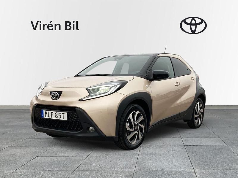Ljusbrun Begagnad 2023 Toyota Aygo Pulse Halvkombi | 219 000 kr (Lite dyr) - Bild 1/4