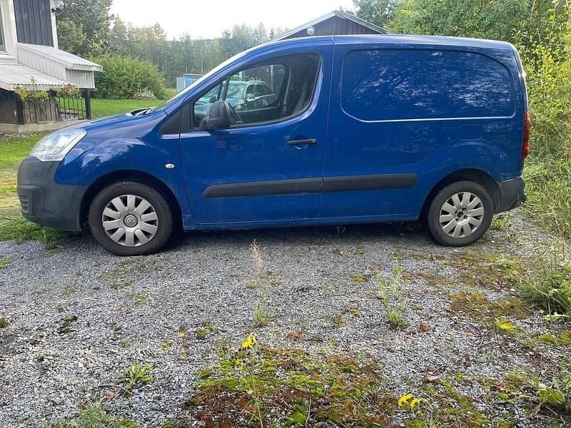 Blå Begagnad 2016 Peugeot Partner Minibuss | 75 000 kr (Marknadspris) - Bild 1/4