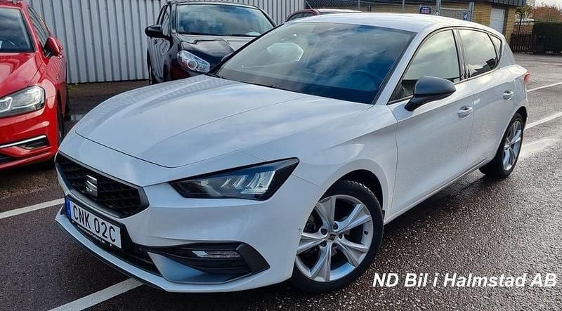 Vit Begagnad 2023 Seat Leon FR Halvkombi | 224 900 kr (Marknadspris) - Bild 1/4