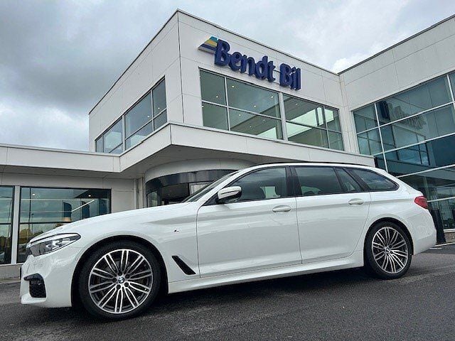 Vit Begagnad 2019 BMW 520 M Sport Kombi | 329 500 kr (Marknadspris) - Bild 1/4