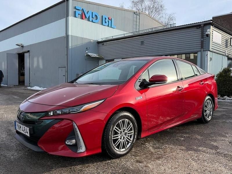 Begagnad Toyota Prius Plug-in Hybrid 122 HK (89 kW) 2019 Röd Halvkombi