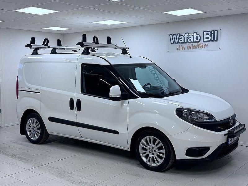 Vit Begagnad 2018 Fiat Doblò Minibuss | 79 000 kr (Marknadspris) - Bild 1/4