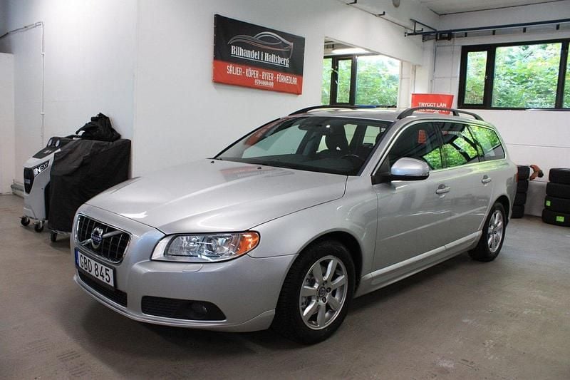 Ljusgrå (grå) Begagnad 2012 Volvo V70 Momentum Kombi | 114 900 kr (Marknadspris) - Bild 1/4