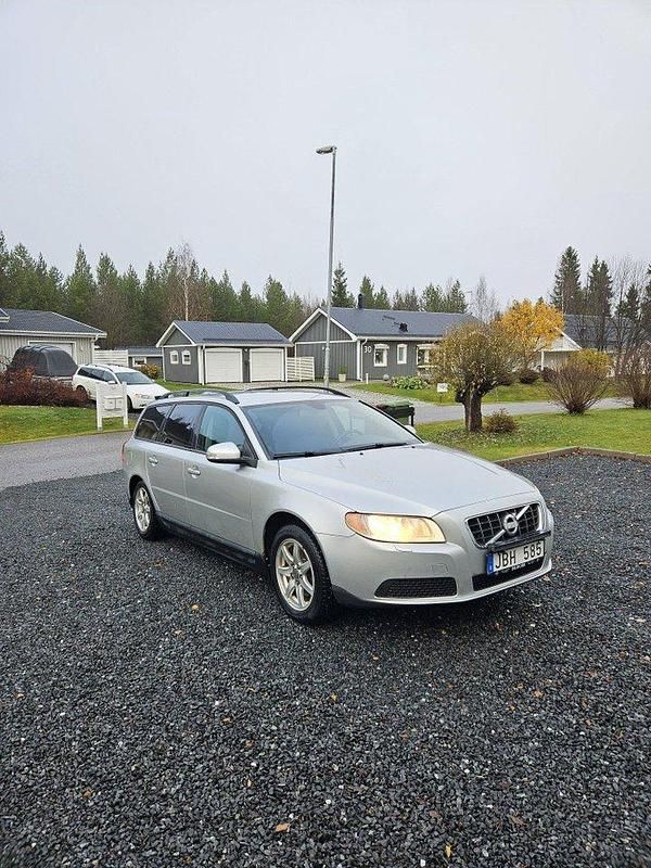 Grå Begagnad 2010 Volvo V70 Kinetic Kombi | 45 000 kr (Superpris) - Bild 1/4