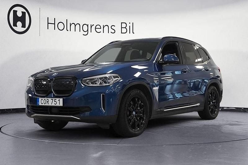 Blå Begagnad 2021 BMW iX3 Shadowline SUV | 369 800 kr (Marknadspris) - Bild 1/4