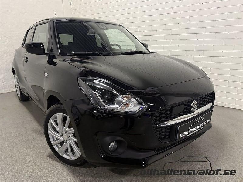 Svart (super black pearl metallic) Begagnad 2022 Suzuki Swift Halvkombi | 179 900 kr (Marknadspris) - Bild 1/4