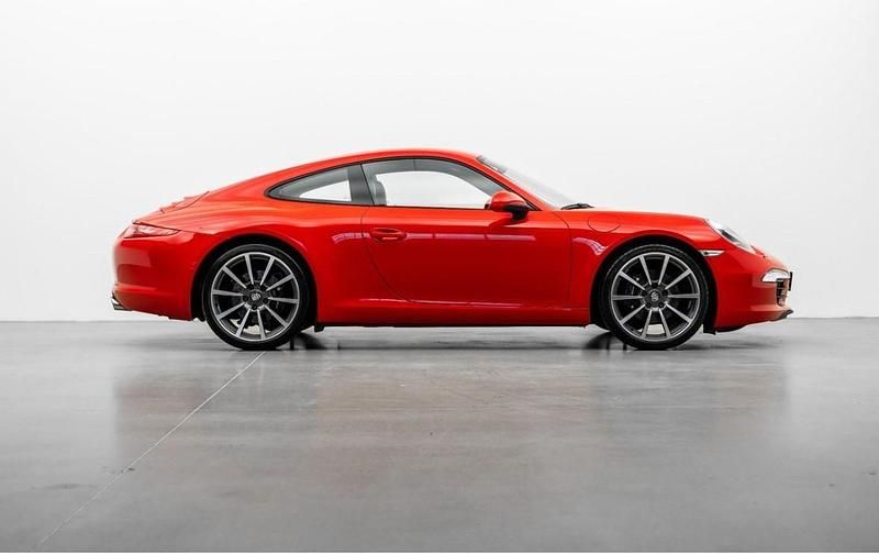 Röd Begagnad 2012 Porsche 911 Carrera Sport Sportkupé | 799 000 kr (Marknadspris) - Bild 1/4