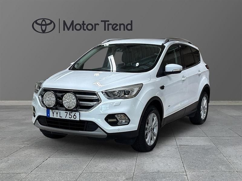 Vit Begagnad 2018 Ford Kuga SUV | 179 000 kr (Marknadspris) - Bild 1/4
