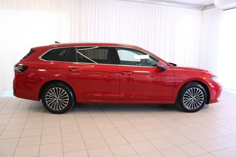Röd Begagnad 2024 VW Passat Elegance Kombi | 389 000 kr (Dyr) - Bild 1/4