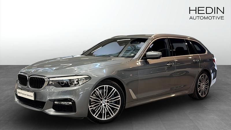 Blå Begagnad 2017 BMW 540 M Sport Kombi | 448 700 kr (Marknadspris) - Bild 1/4