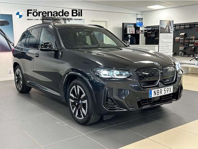 Grå Begagnad 2024 BMW iX3 Shadowline SUV | 579 000 kr (Marknadspris) - Bild 1/4