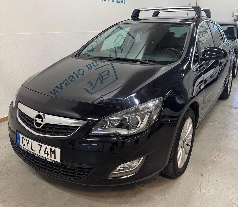 Svart Begagnad 2011 Opel Astra Halvkombi | 39 000 kr (Superpris) - Bild 1/4