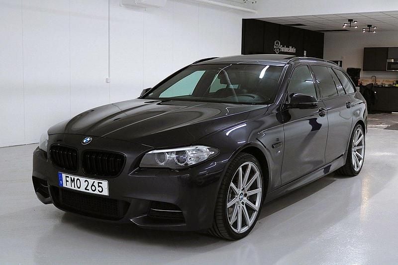 Grå Begagnad 2015 BMW 530 Comfort Edition Kombi | 199 900 kr (Marknadspris) - Bild 1/4